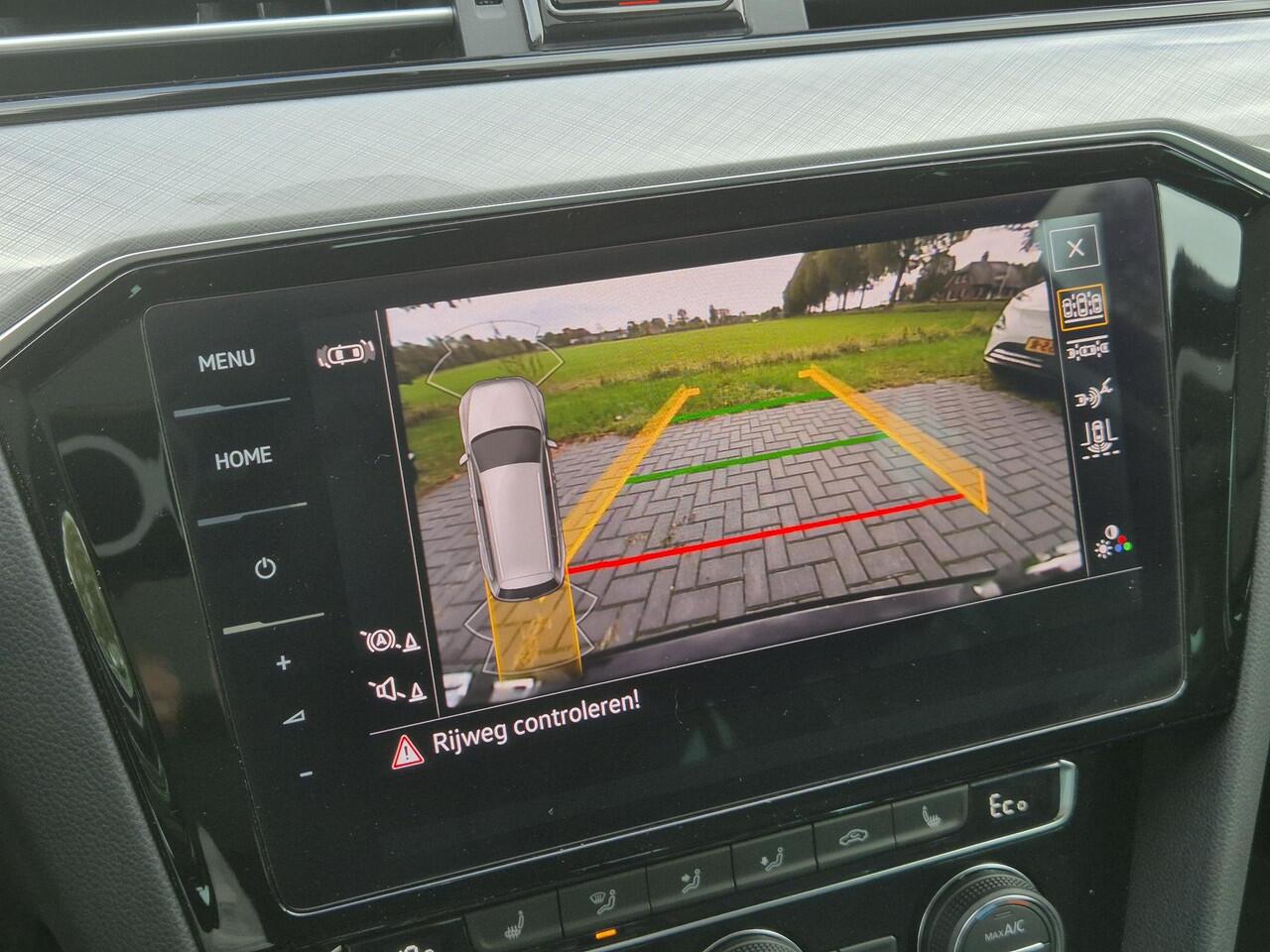 Volkswagen PASSAT Variant 1.4 TSI DSG6 GTE Business Automaat / Dealer onderhouden / Pack Adventure / Trekgewicht 1600 kg / Elektrisch wegklapbare trekhaak / Glazen schuif- en kanteldak / Elektrische achterklep / Achteruitrijcamera / Keyless Entry/Start / Stoelverwarming /