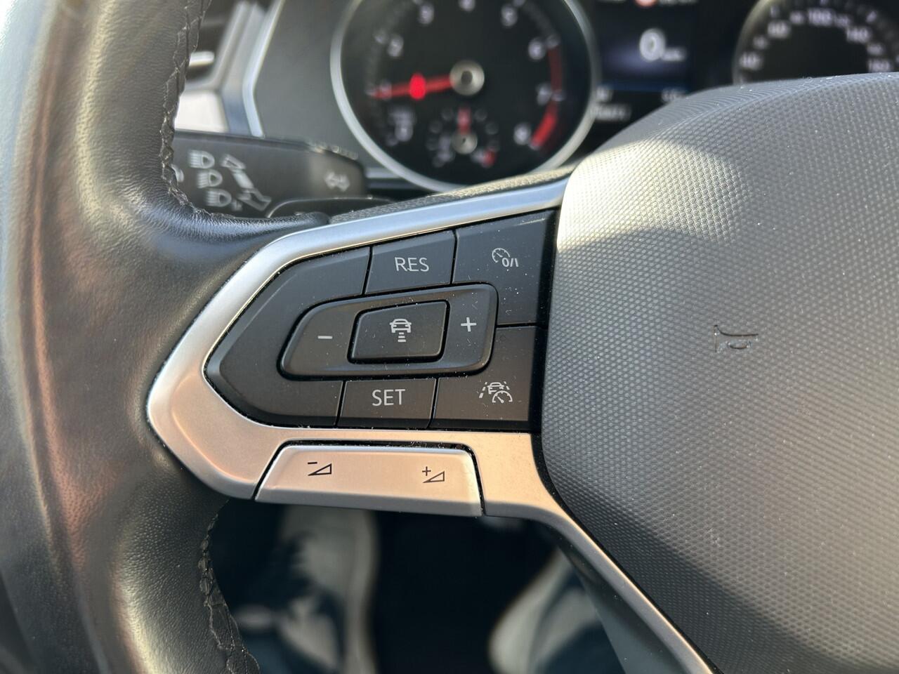 Volkswagen PASSAT Variant 1.5 TSI R-Line Business + van binnen en buiten in nieuwstaat!