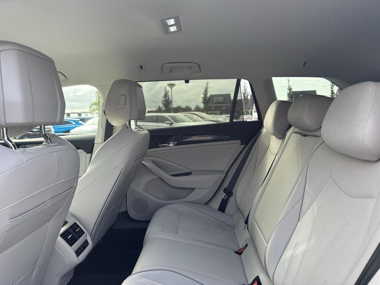 Volkswagen PASSAT Variant 1.5 eHybrid Elegance | PHEV | Led | Ergo | Trekhaak | 5 jr fabrieksgarantie | SOH 101% |