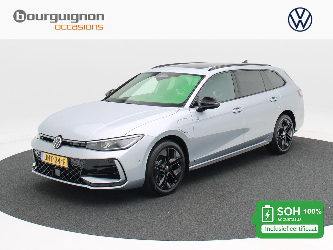 Volkswagen PASSAT Variant 1.5 eHybrid 272 Pk Automaat R-Line Edition | Trekhaak | Black Style | Panoramadak | Digitale Cockpit | Sporstoelen | Adaptive Cruise | Head-up | Carplay | 18 Inch | 13.658 Km!!