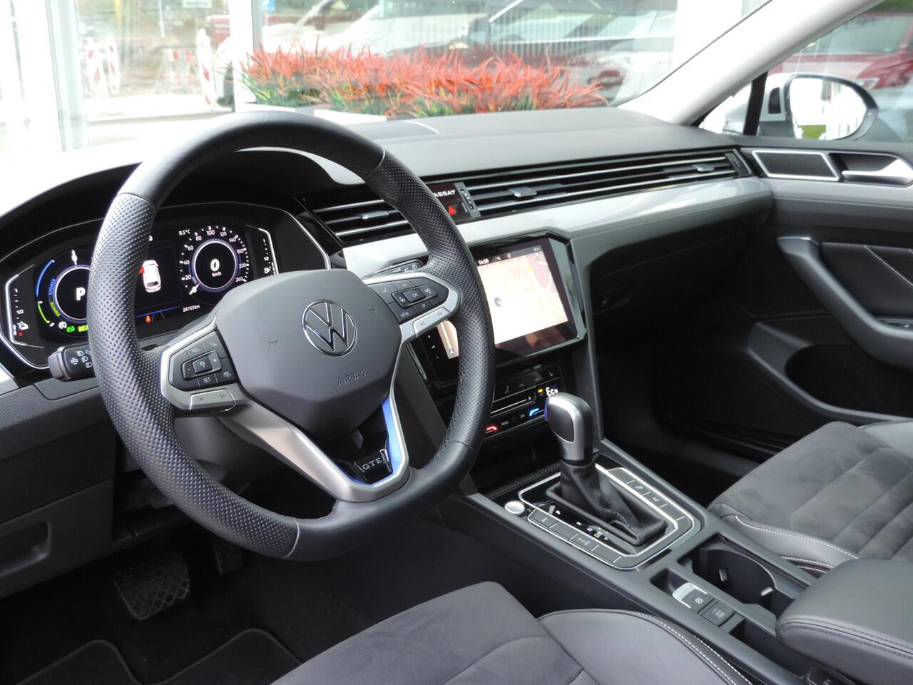 Volkswagen PASSAT Variant 1.4 TSI PHEV GTE Business - Pano | 360 Camera | Massage | Elektr. klep | ACC | CarPlay | Dodehoek