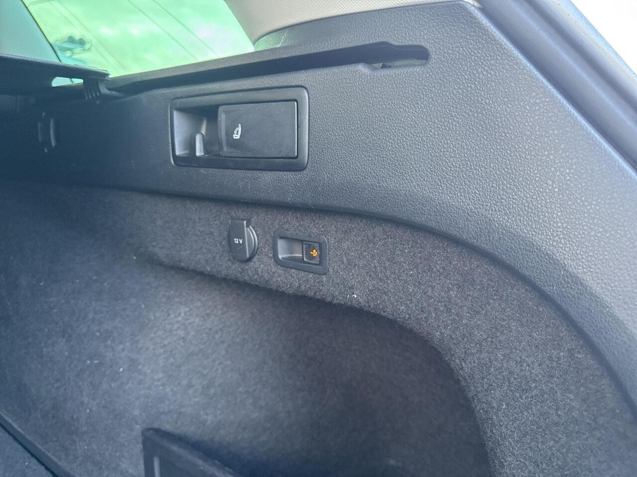 Volkswagen PASSAT Variant 1.5 TSI Elegance | 150 pk | Pano Dak | Trekhaak | ERGO Massage | A-Camera |