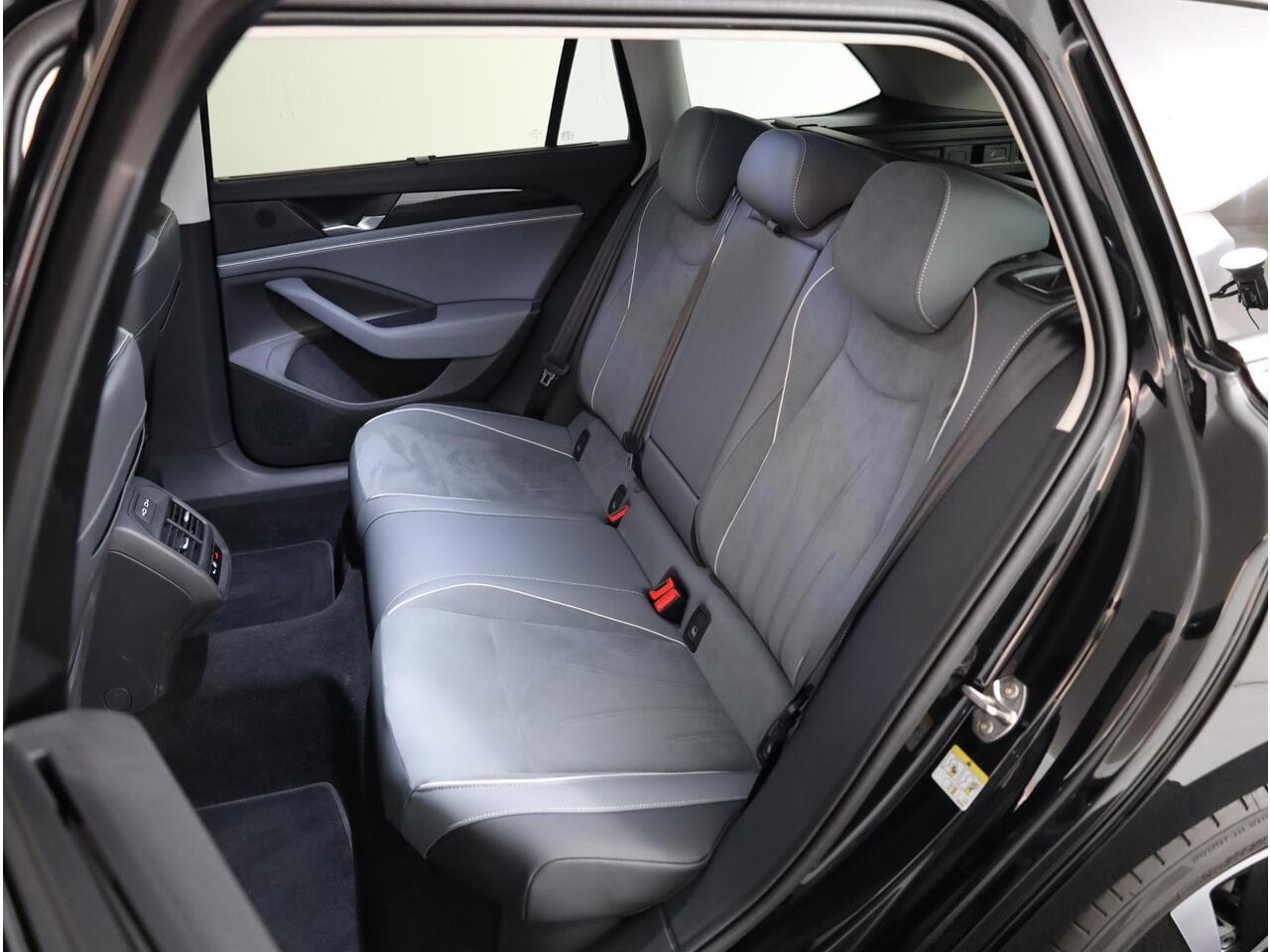 Volkswagen PASSAT Variant 1.5 eTSI Business 150pk DSG| Navi| 18'LM-velgen| Camera| Dodehoek detectie