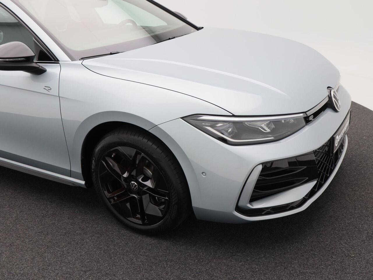 Volkswagen PASSAT Variant 1.5 eHybrid 272 Pk Automaat R-Line Edition | Trekhaak | Black Style | Panoramadak | Digitale Cockpit | Sporstoelen | Adaptive Cruise | Head-up | Carplay | 18 Inch | 13.658 Km!!