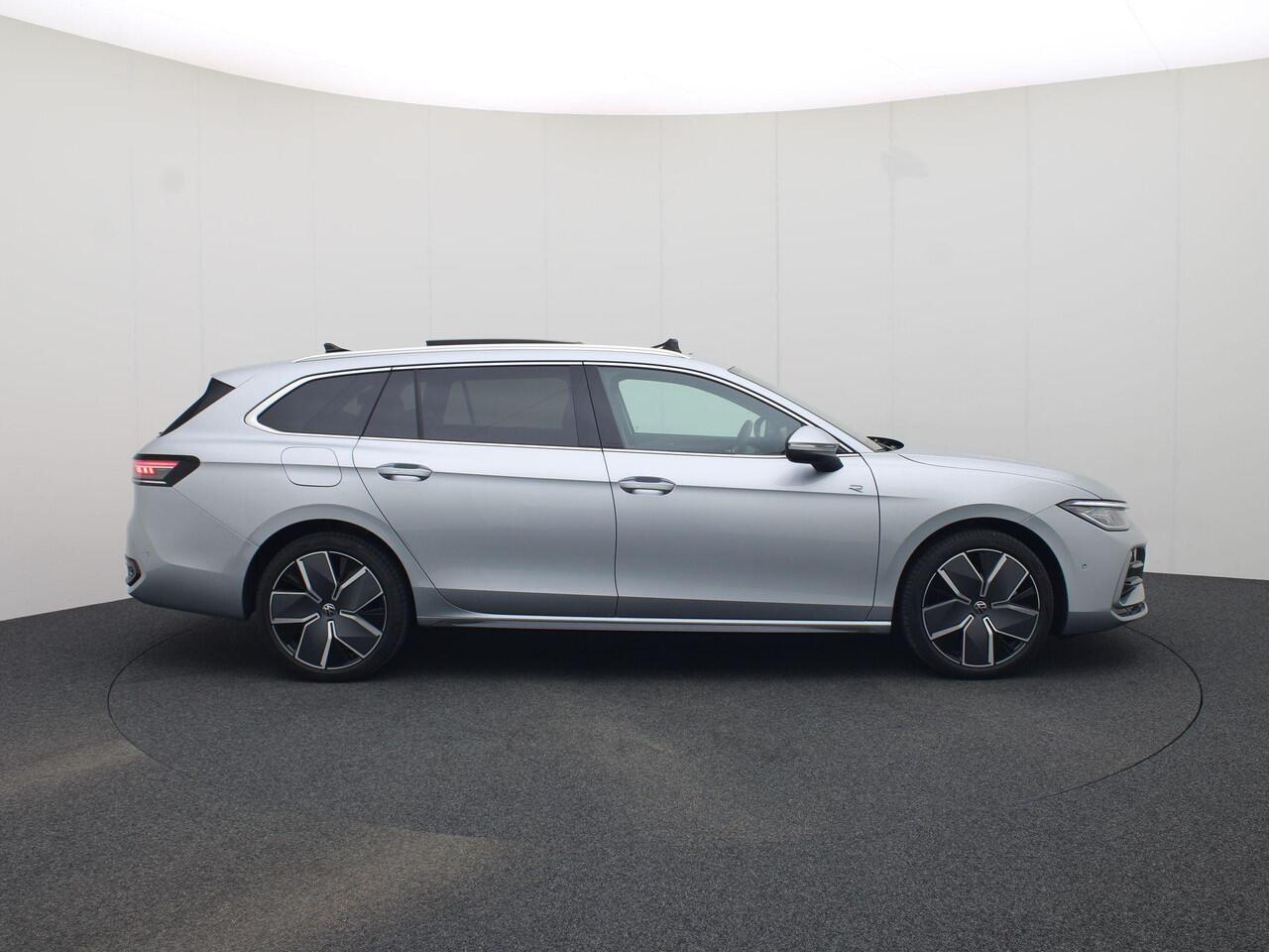 Volkswagen PASSAT Variant 1.5 eHybrid R-Line Edition Panoramadak · Harman & Kardon · Trekhaak · Head-up display