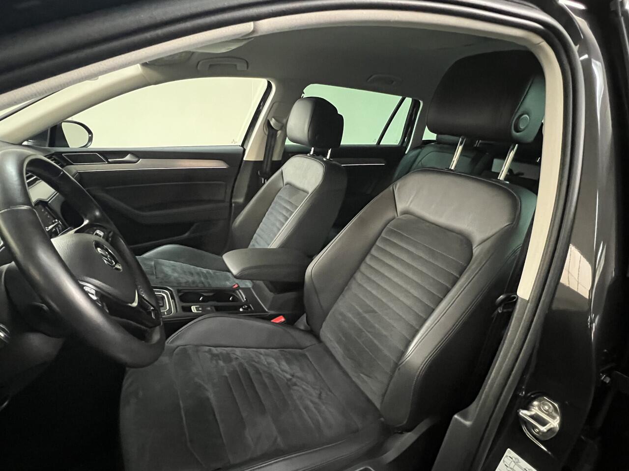 Volkswagen PASSAT Variant 1.5 TSI Highline Business R RIJKLAAR! Afn. Trekhaak / Carplay / Navi / PDC / Camera