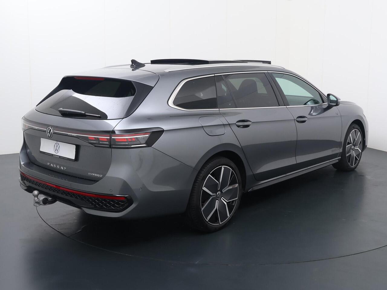 Volkswagen PASSAT Variant 1.5 eHybrid 204pk DSG R-Line Edition | Harman Kardon | Trekhaak met wegklapbare kogel | Travel Assist | Area View 360 graden camera |