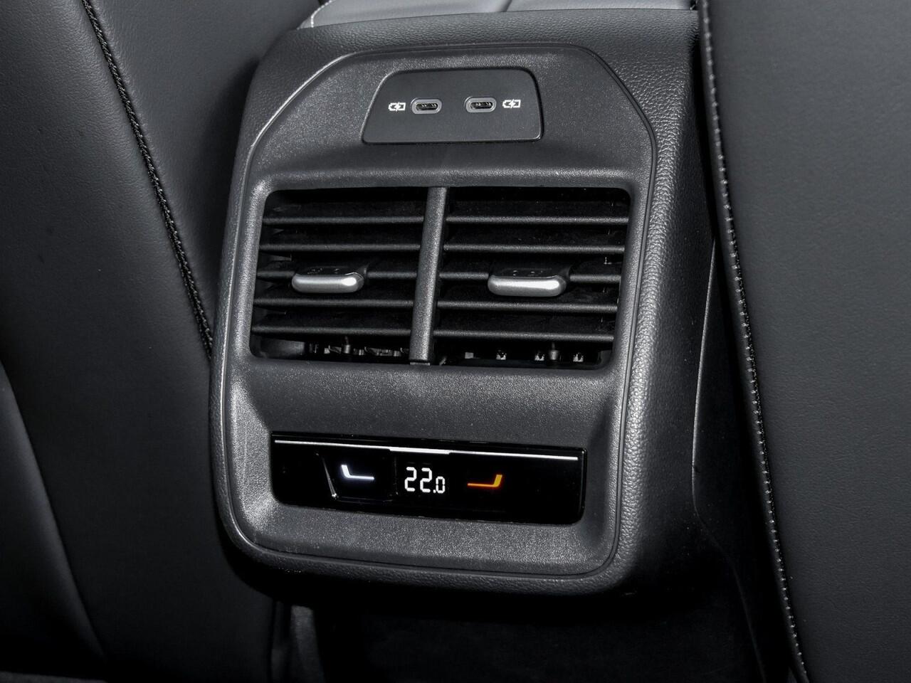 Volkswagen PASSAT Variant 1.5 eTSI Business ACC Massage Trekhaak LED DAB Camera Digital Cockpit PRO