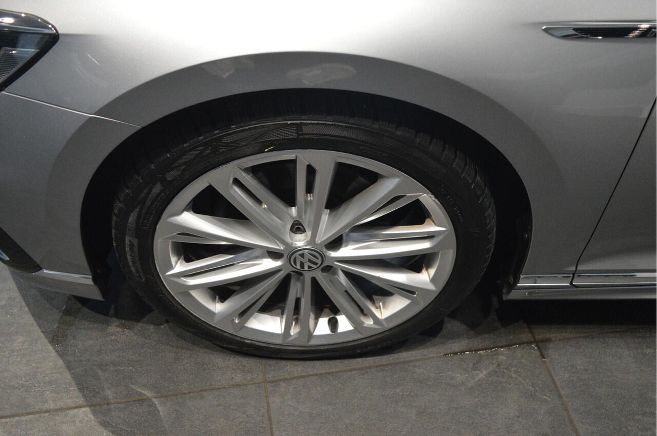 Volkswagen PASSAT Variant 1.5 TSI x R-LINE navi leer pano trekhaak keyless 19 inch !!
