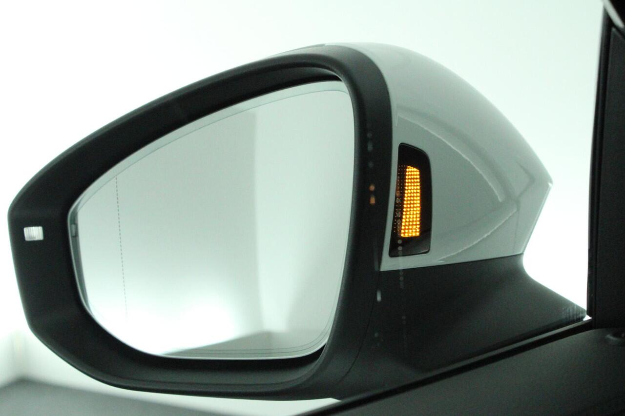 Volkswagen PASSAT Variant 1.5 eTSI 150pk DSG R-Line Edition Camera Keyless Virtual Cockpit Massage Matrix Led Panoramadak