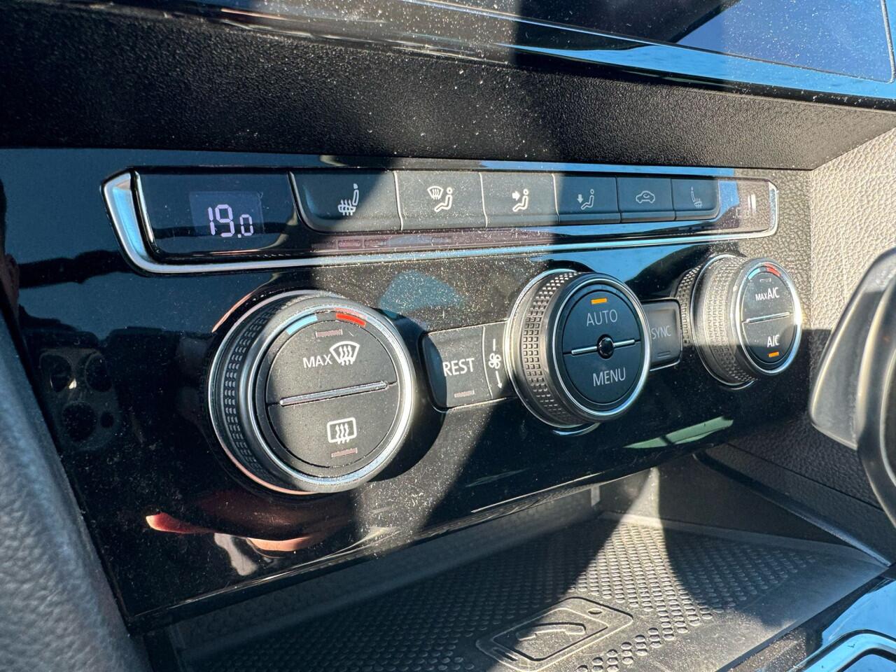 Volkswagen PASSAT 1.4 TSI PHEV GTE Business virtual cockpit, pano, memory stoel