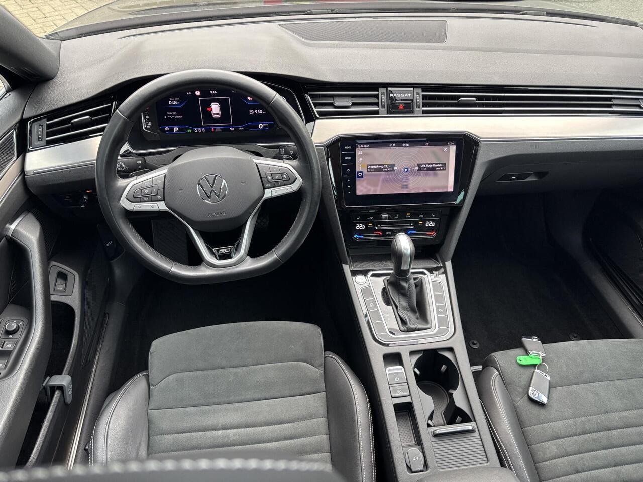 Volkswagen PASSAT Variant 1.5 TSI R-Line Business + Virtueel| Pano| Camera| PDC V+A| Trekhaak| App| Ergo stoel