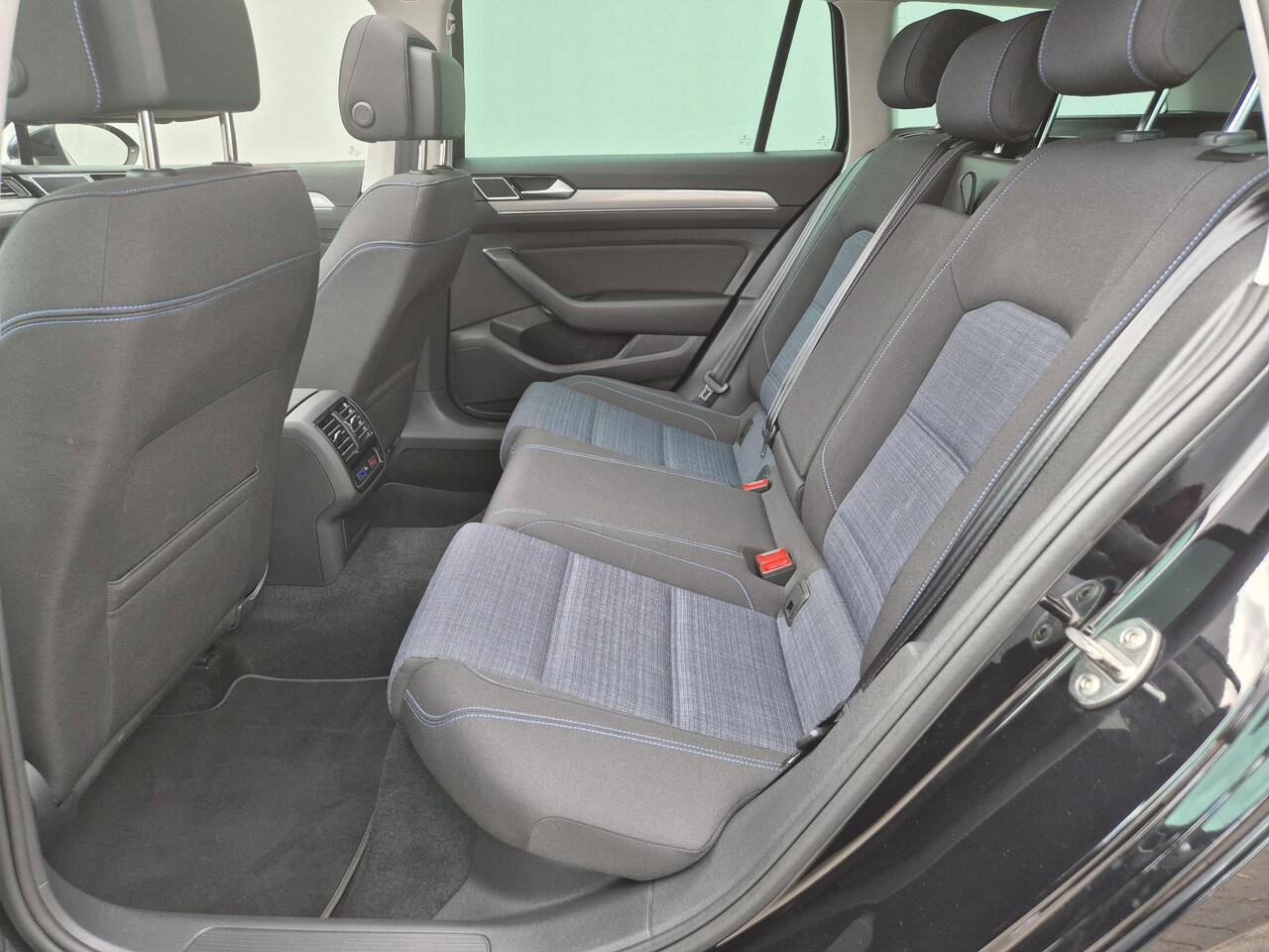 Volkswagen PASSAT Variant 1.4 TSI DSG6 GTE Business Automaat / Dealer onderhouden / Pack Adventure / Trekgewicht 1600 kg / Elektrisch wegklapbare trekhaak / Glazen schuif- en kanteldak / Elektrische achterklep / Achteruitrijcamera / Keyless Entry/Start / Stoelverwarming /