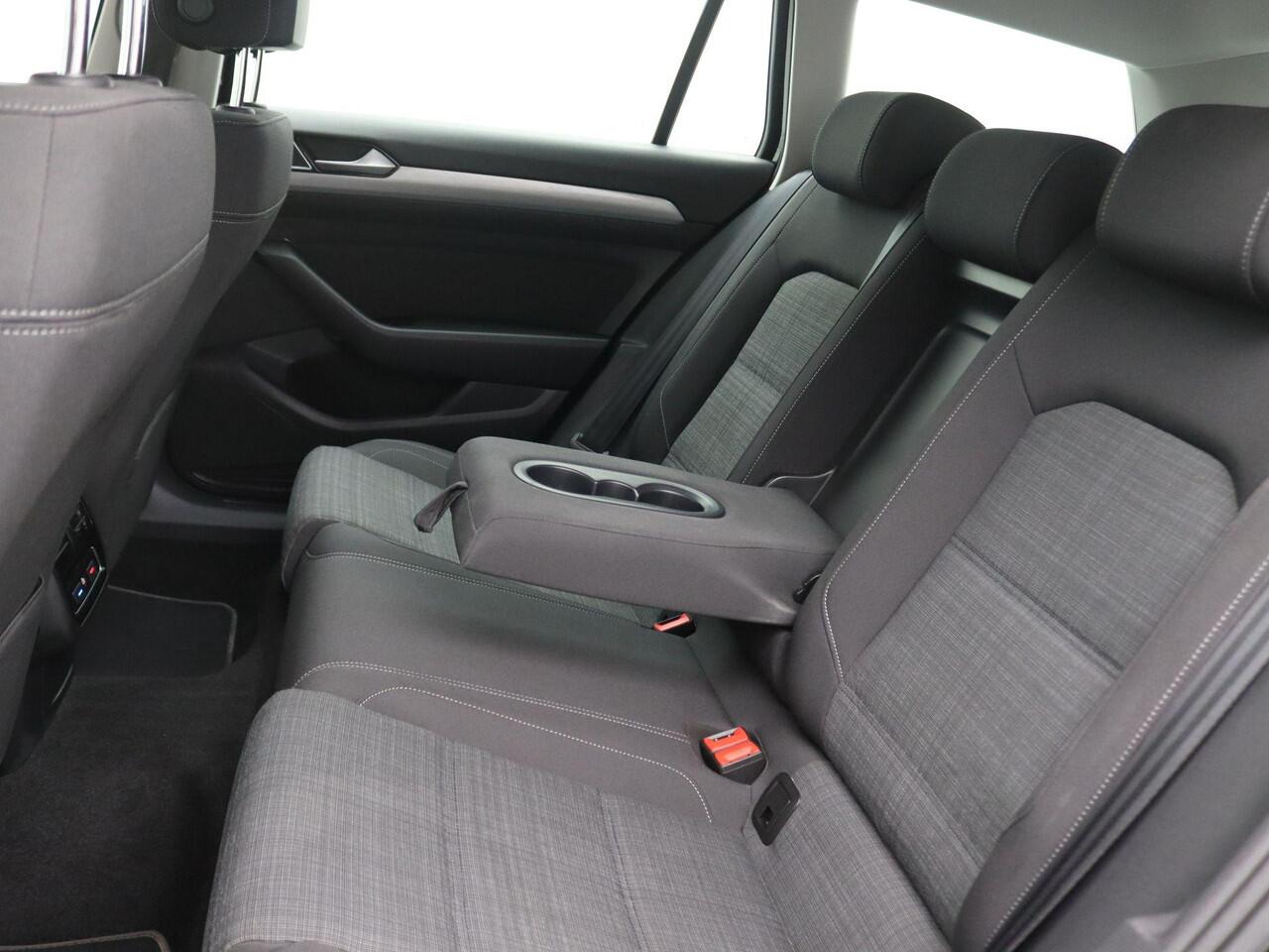 Volkswagen PASSAT Variant 1.5 TSI Comfort Business 150PK DSG Trekhaak, Achteruitrijcamera, Navi, Stoelverwarming, Clima, Adaptieve Cruise Controle, 17" LM Velgen