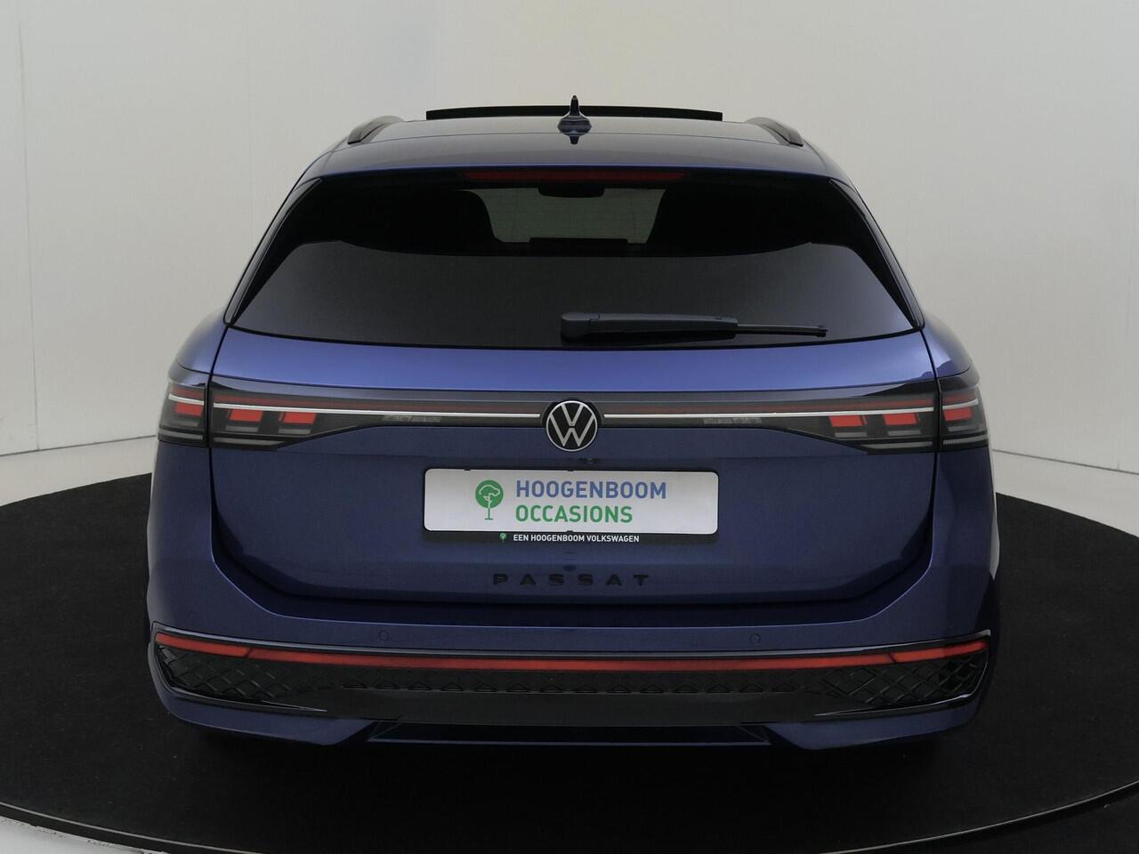 Volkswagen PASSAT Variant 1.5 eHybrid R-Line Edition | Panoramadak | Trekhaak | Black style | Harman/kardon audio | Head-up display | Stoelverwarming voor en achter | 360 camera | Parkeerasisstent |