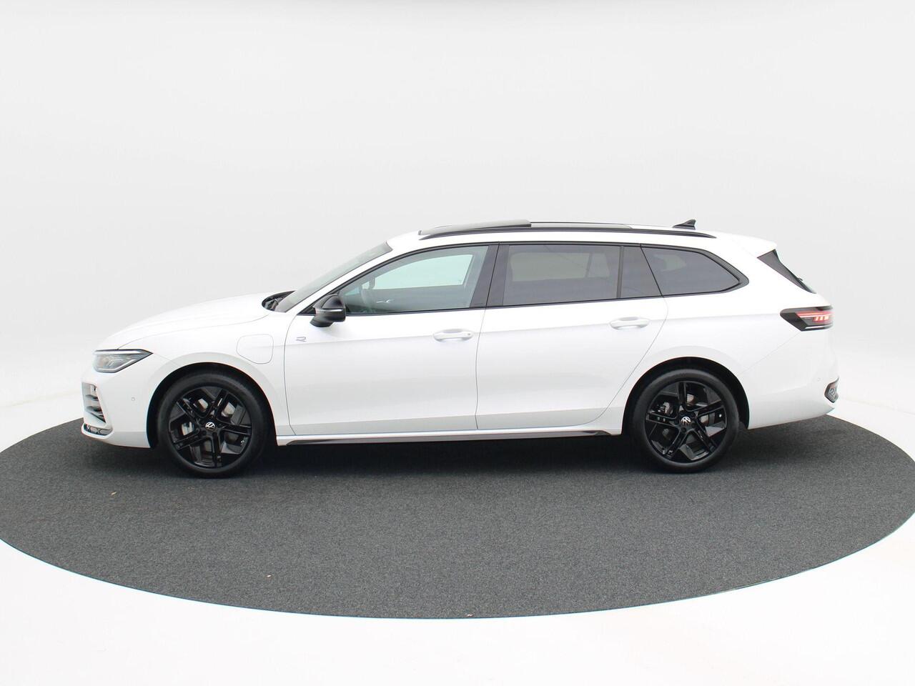 Volkswagen PASSAT Variant 1.5 eHybrid 272 Pk Automaat R-Line Edition | Matrix LED | Panoramadak | Head-Up | Black Style | Trekhaak | 18" | 19.087 Km!!