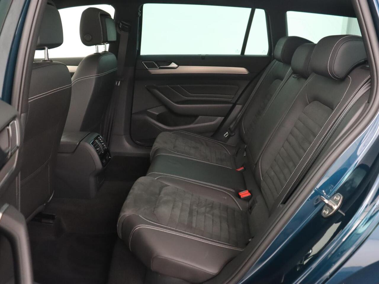 Volkswagen PASSAT 1.5 TSI R-Line | Panoramadak | Trekhaak | Matrix LED | Stoelverwarming | Adaptive cruise | Leder/Alcantara | Camera | Carplay | Keyless | Climate control | Parkeerhulp