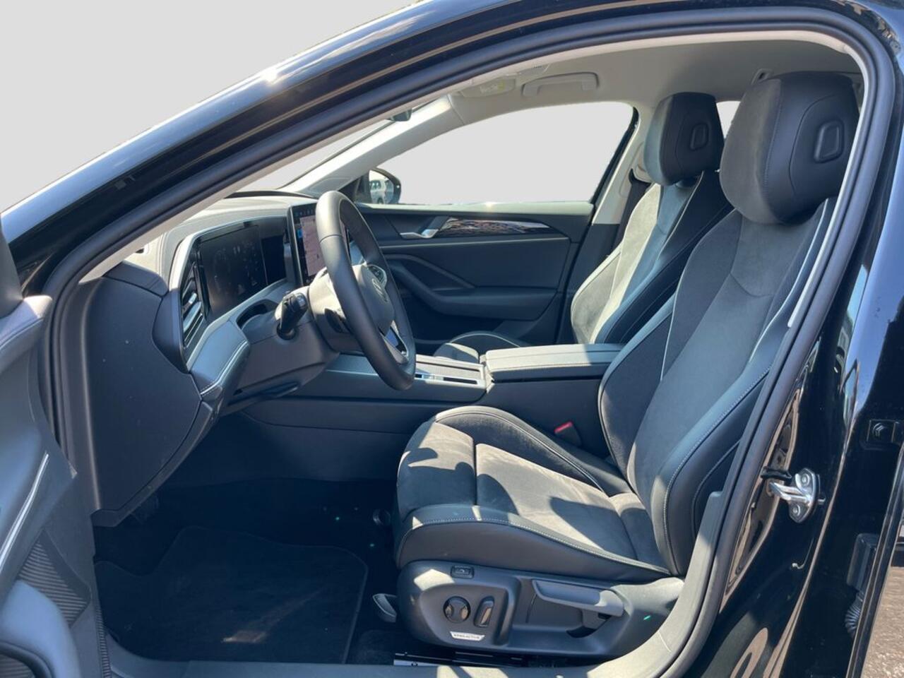 Volkswagen PASSAT Variant 2.0 TDI 150 PK DSG ACC LED 360 Camera Trekhaak Massage