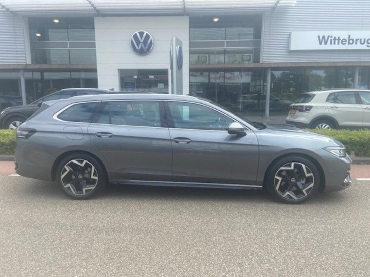 Volkswagen PASSAT Variant 1.5 eTSI 150PK R-Line Business / DSG/ Metallic/ Led/ Panoramadak / Zwenkhaak/ Digitale Cockpit / R Line Int + Ext/ Parkeersensoren/ 18 '' LMV