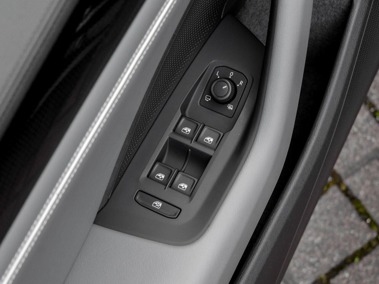 Volkswagen PASSAT Variant 1.5 eTSI Business ACC Massage Trekhaak LED DAB Camera Digital Cockpit PRO