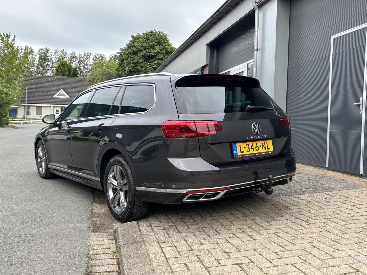 Volkswagen PASSAT Variant 1.5 TSI R-Line Business + Virtueel| Pano| Camera| PDC V+A| Trekhaak| App| Ergo stoel