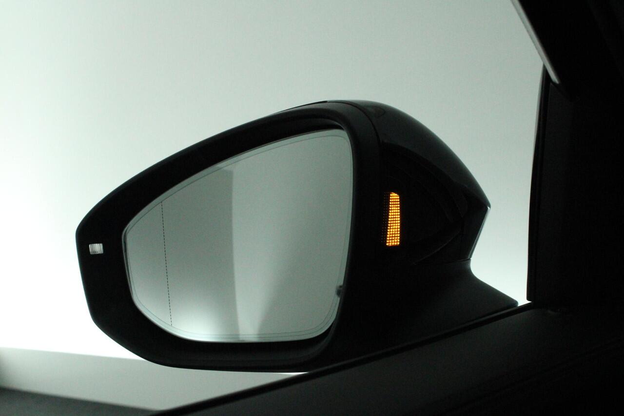 Volkswagen PASSAT Variant 1.5 272pk eHybrid R-Line Edition Black Style Trekhaak 360Camera harman/kardon Massage Navigatie Panoramadak