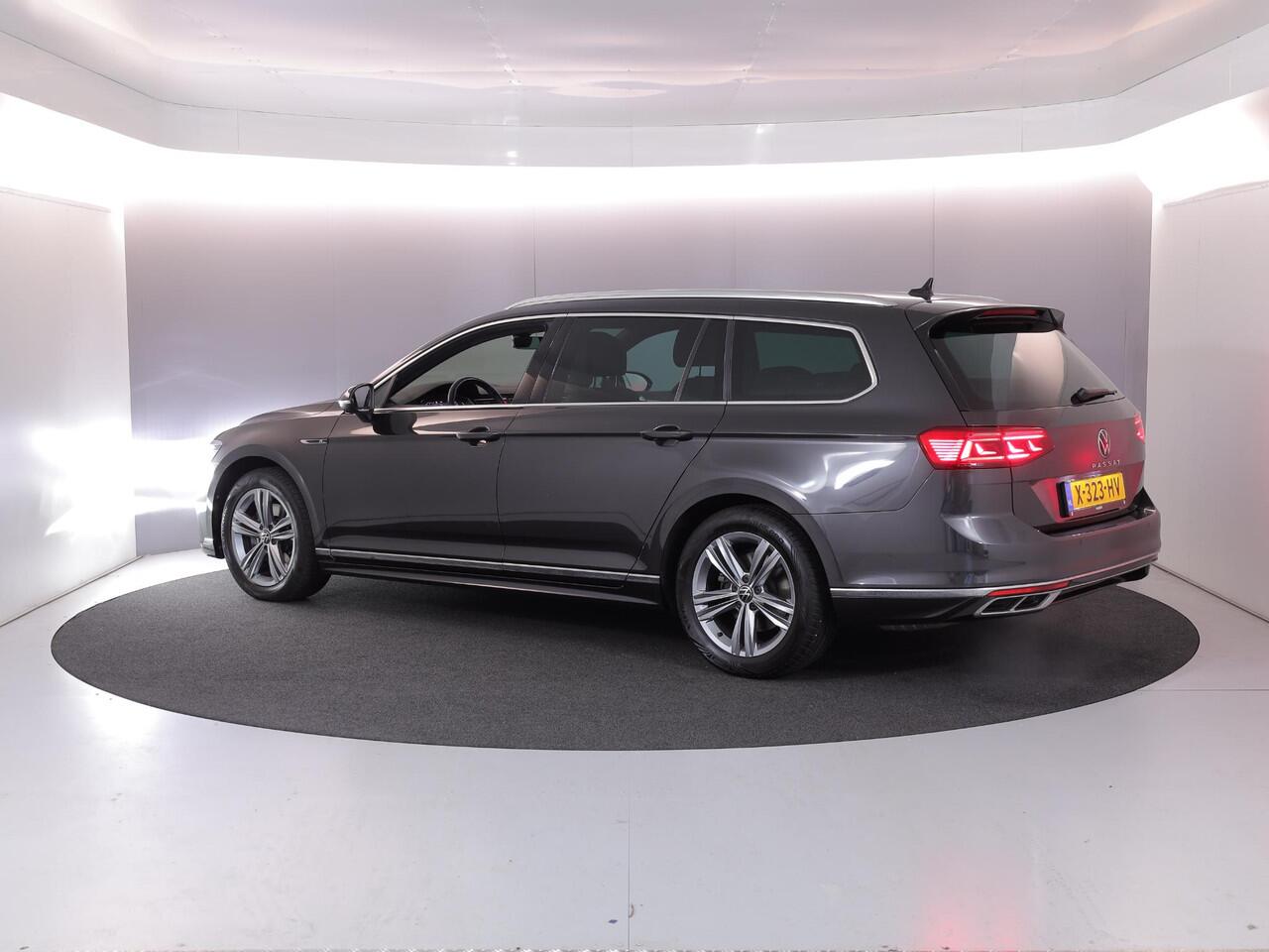 Volkswagen PASSAT Variant 1.5 TSI R-Line Business 150 pk Automaat (DSG) | Verlengde garantie | Navigatie | Parkeersensoren | Achteruitrijcamera | Stoelverwarming |