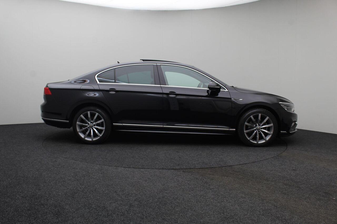 Volkswagen PASSAT 2.0 TSI R-Line Business + 2020 | Navigatie | Adaptive Cruise Control | Achteruitrij Camera | App Connect | 2 Sleutels | Nationale Autopas NAP | Boekjes | Multifunctioneel Stuurwiel | Digitaal Dashboard