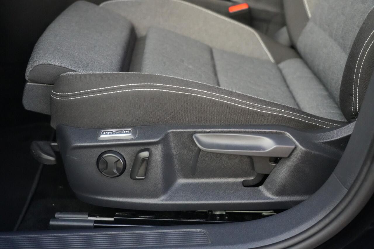 Volkswagen PASSAT Variant 1.5 eTSI Business 150pk Navigatie/Trekhaak/Parkeersensoren