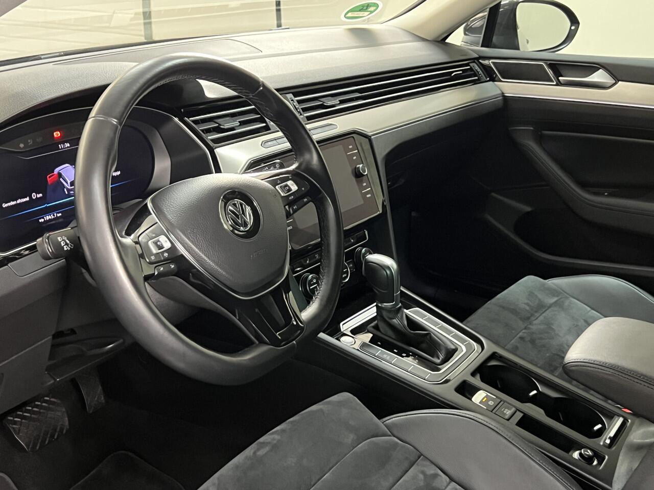 Volkswagen PASSAT Variant 1.5 TSI Highline Business R RIJKLAAR! Afn. Trekhaak / Carplay / Navi / PDC / Camera