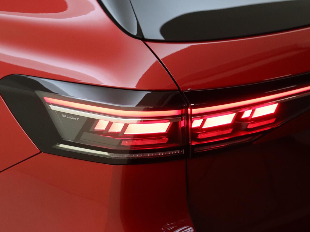 Volkswagen PASSAT Variant 1.5 eHybrid R-Line Edition | Panoramadak | Trekhaak | Adaptieve demping systeem | Parkeerassistent | 3-zone airco | 360 camera | Head-up display | LED matrix verlichting |