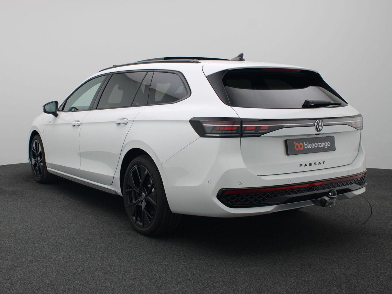 Volkswagen PASSAT Variant 1.5 eHybrid R-Line Business 272PK Trekhaak, 360 graden Camera, DCC, Harman & Kardon, Head-up Display, Leeds 19", Panoramadak, Elek. achterklep, LED-Matrix, Side assist, Keyless, Stoelverwarming voor + achter, Stuurwielverwarming