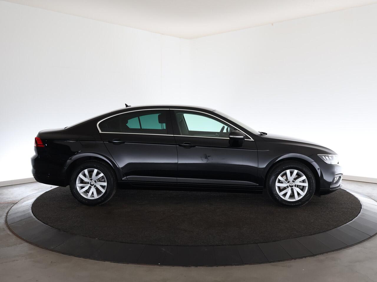 Volkswagen PASSAT 1.5 TSI Comfort Business | Dodehoek | ACC | Winterpack | Keyless |*