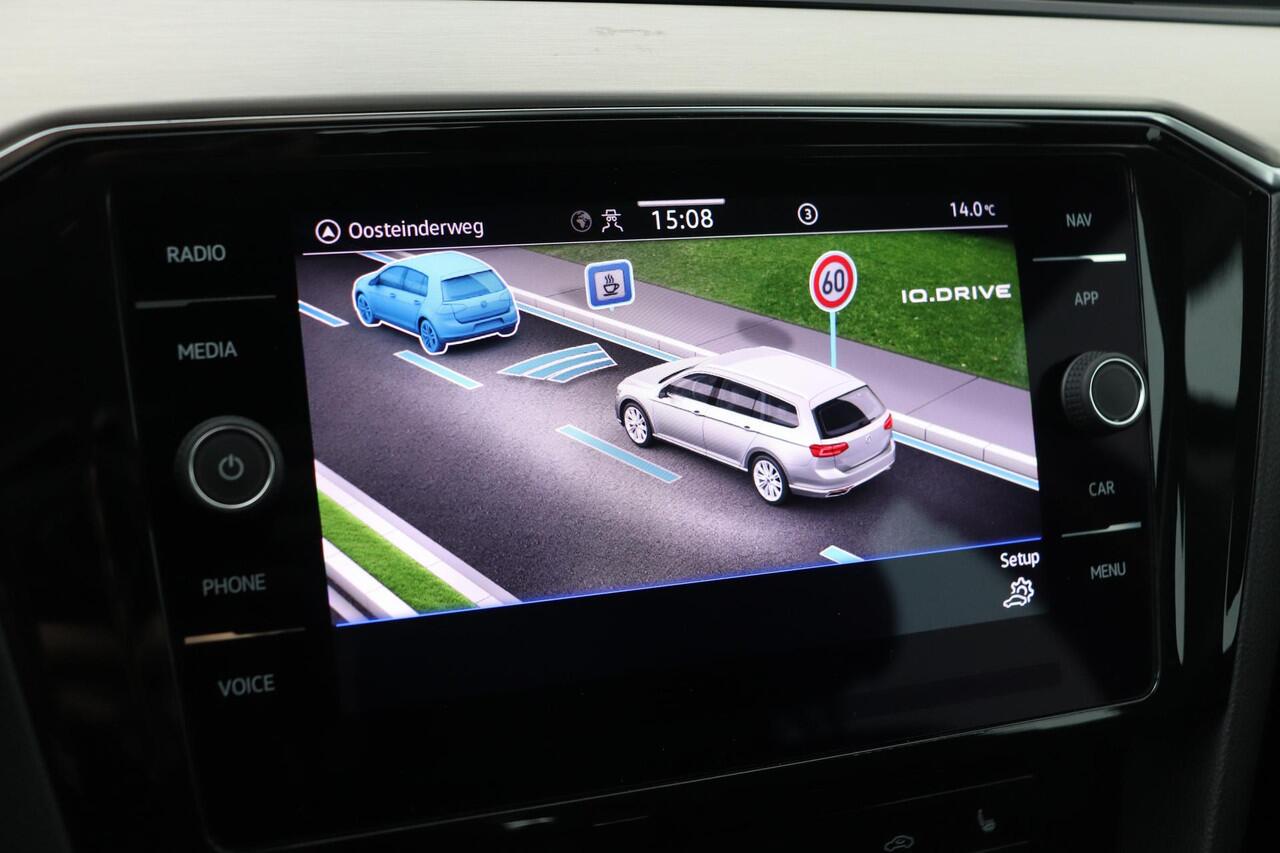 Volkswagen PASSAT 1.5 TSI Elegance | ACC | Stoelverwarming | Camera | Keyless | Elektrische Achterklep