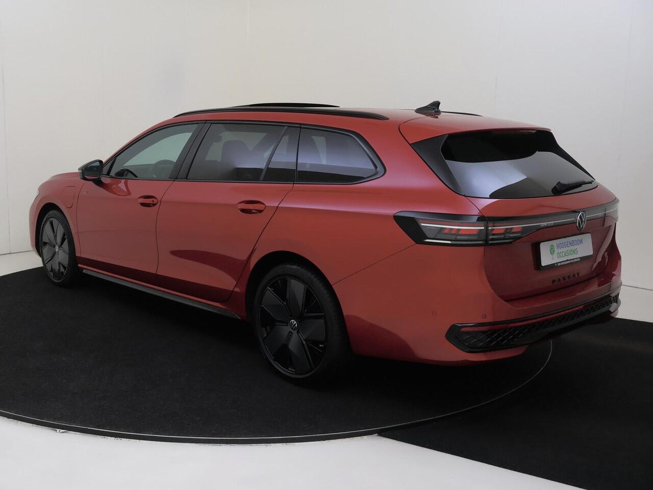 Volkswagen PASSAT Variant 1.5 eHybrid R-Line Edition | Panoramadak | Trekhaak | Adaptieve demping systeem | Parkeerassistent | 3-zone airco | 360 camera | Head-up display | LED matrix verlichting |