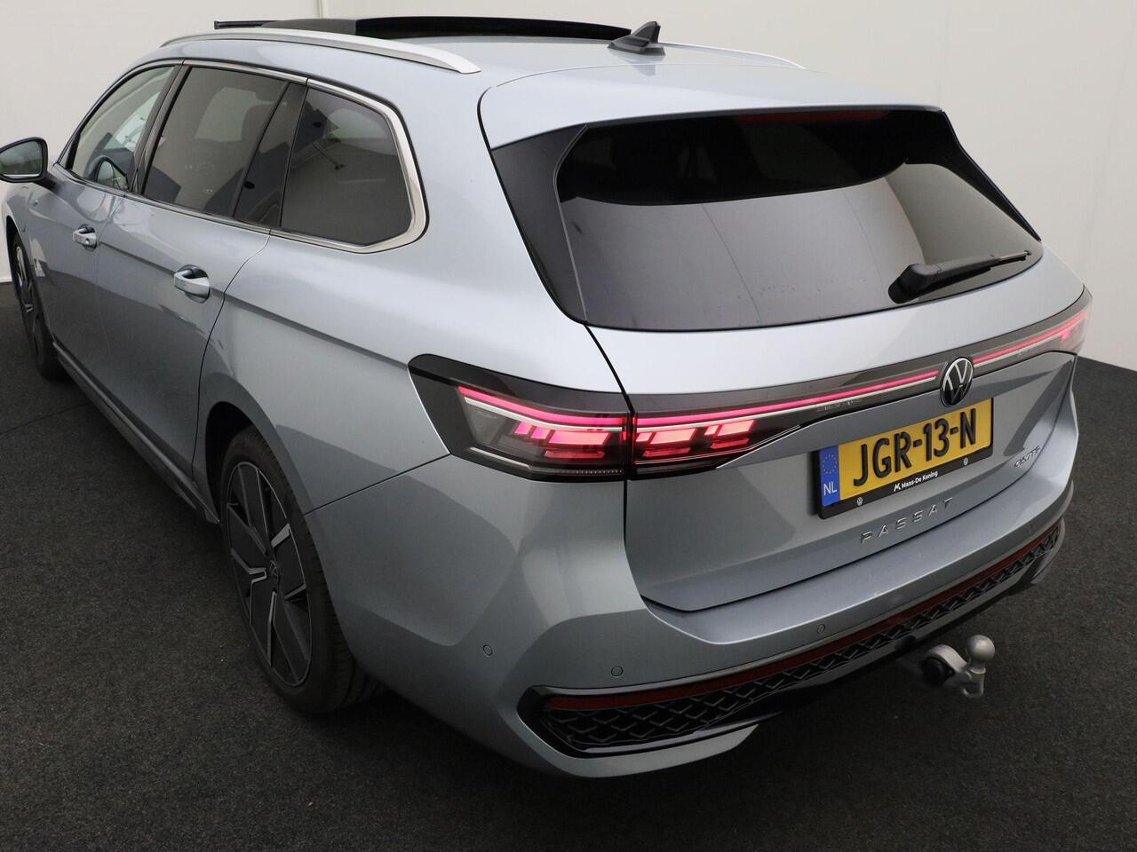 Volkswagen PASSAT Variant 1.5 eHybrid R-Line Edition Panoramadak · Harman & Kardon · Trekhaak · Head-up display