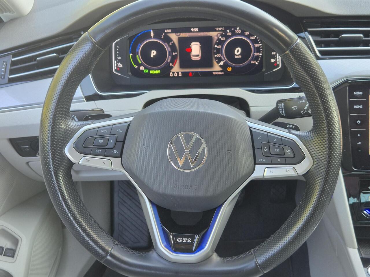 Volkswagen PASSAT Variant 1.4 TSI PHEV GTE Business Automaat / Lederen Bekleding / Schuif & Kanteldak / Trekgewicht 1.600 KG / Apple Carplay & Android Auto / 360 Graden Camera / Adaptieve Cruise Control / Stoelverwarming / Dynaudio / Lichtmetalen Velgen / Navigatie / Parke