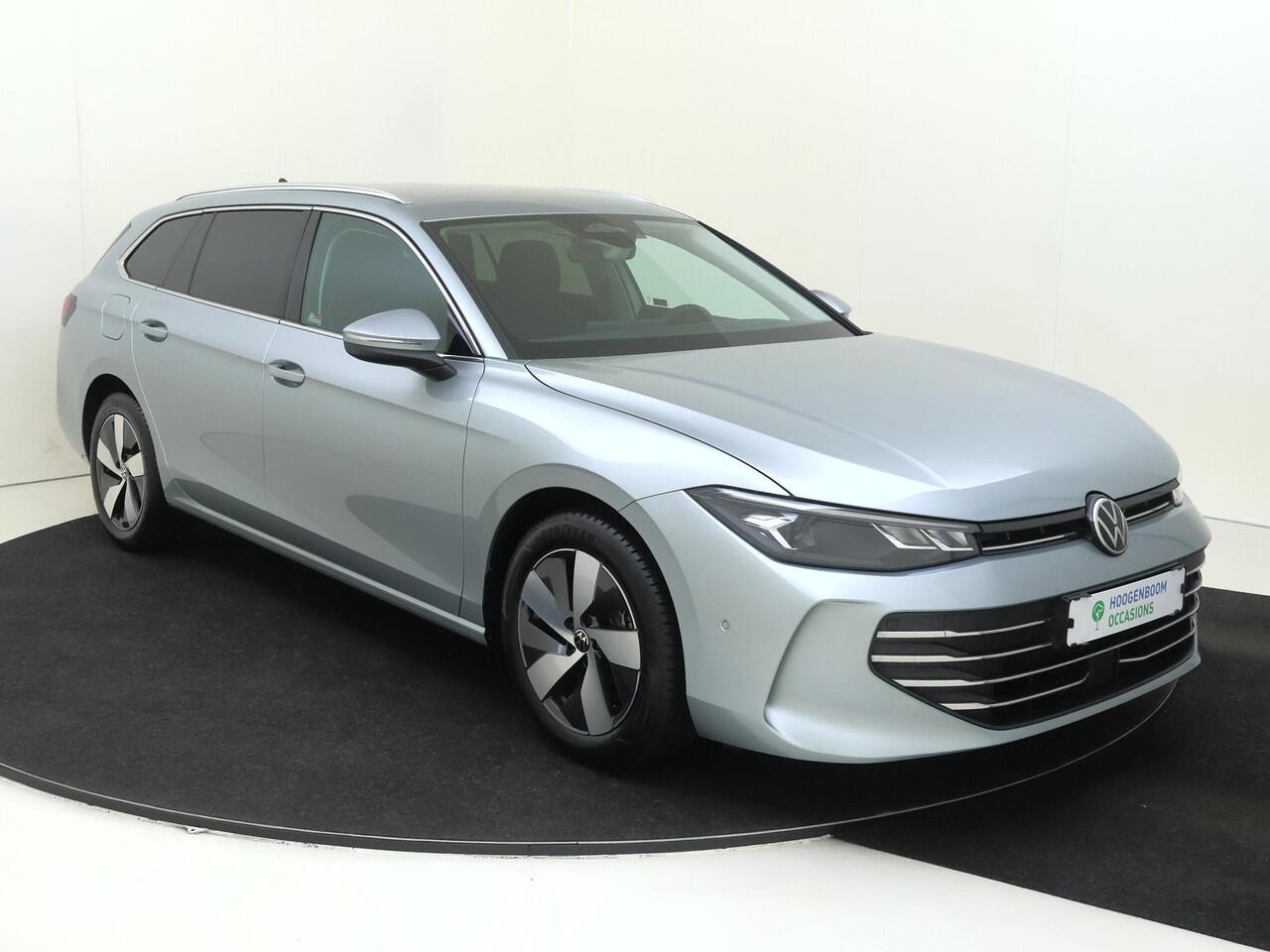 Volkswagen PASSAT Variant 1.5 eHybrid Business | SoH 100% | Trekhaak | Head-up display | Dodehoek detectie | Stoel- en stuurwielverwarming | Parkeerassistent | Navigatie | Adaptieve cruise control | Achteruitrijcamera |