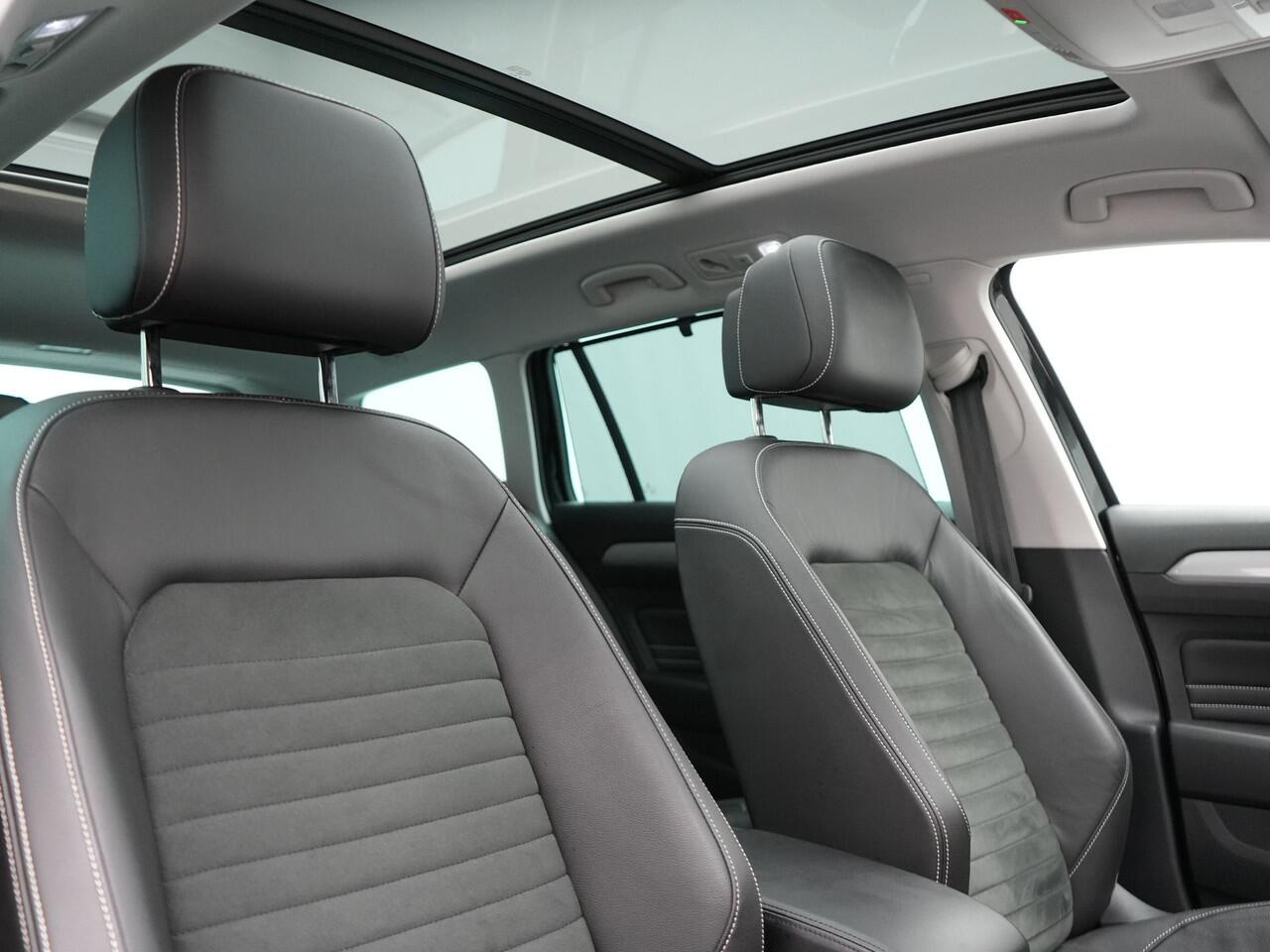Volkswagen PASSAT Variant 1.4 TSI GTE Highline Plug In Hybrid 218pk Dealer O.H PHEV | Trekhaak Af Fabriek | Panodak | Adaptive Cruise | Camera | Alcantara Sportstoelen Massage & Verwarmd | Apple Carplay | Navigatie | Keyless | Virtual | DAB |