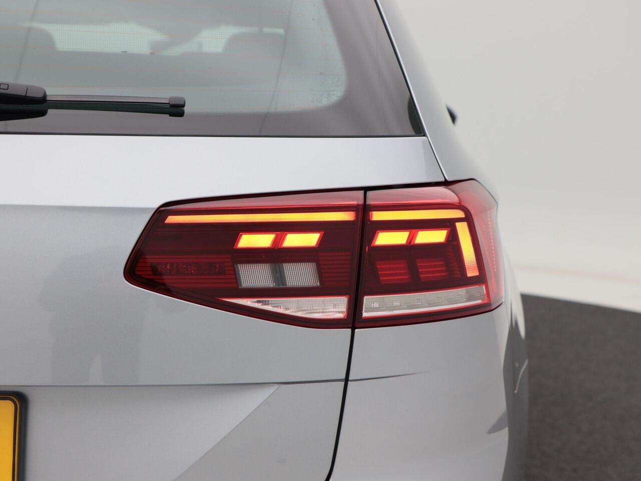 Volkswagen PASSAT Variant 1.5 TSi 150 Pk Automaat Comfort Business | Adaptive Cruise | Stoelverwarming | CarPlay | Achteruitrijcamera | Trekhaak | 16 Inch | 101.536 Km!!