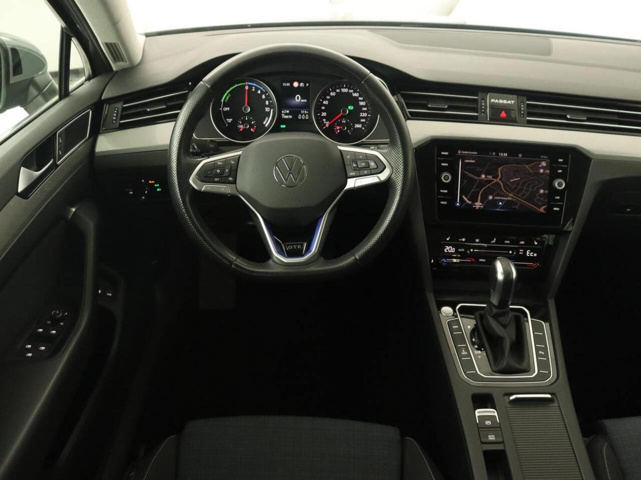 Volkswagen PASSAT 1.4 TSI PHEV GTE | Trekhaak | Stoelverwarming | Massage | Camera | Adaptive cruise | Carplay | Navigatie | Side Assist | Matrix LED | Plug In