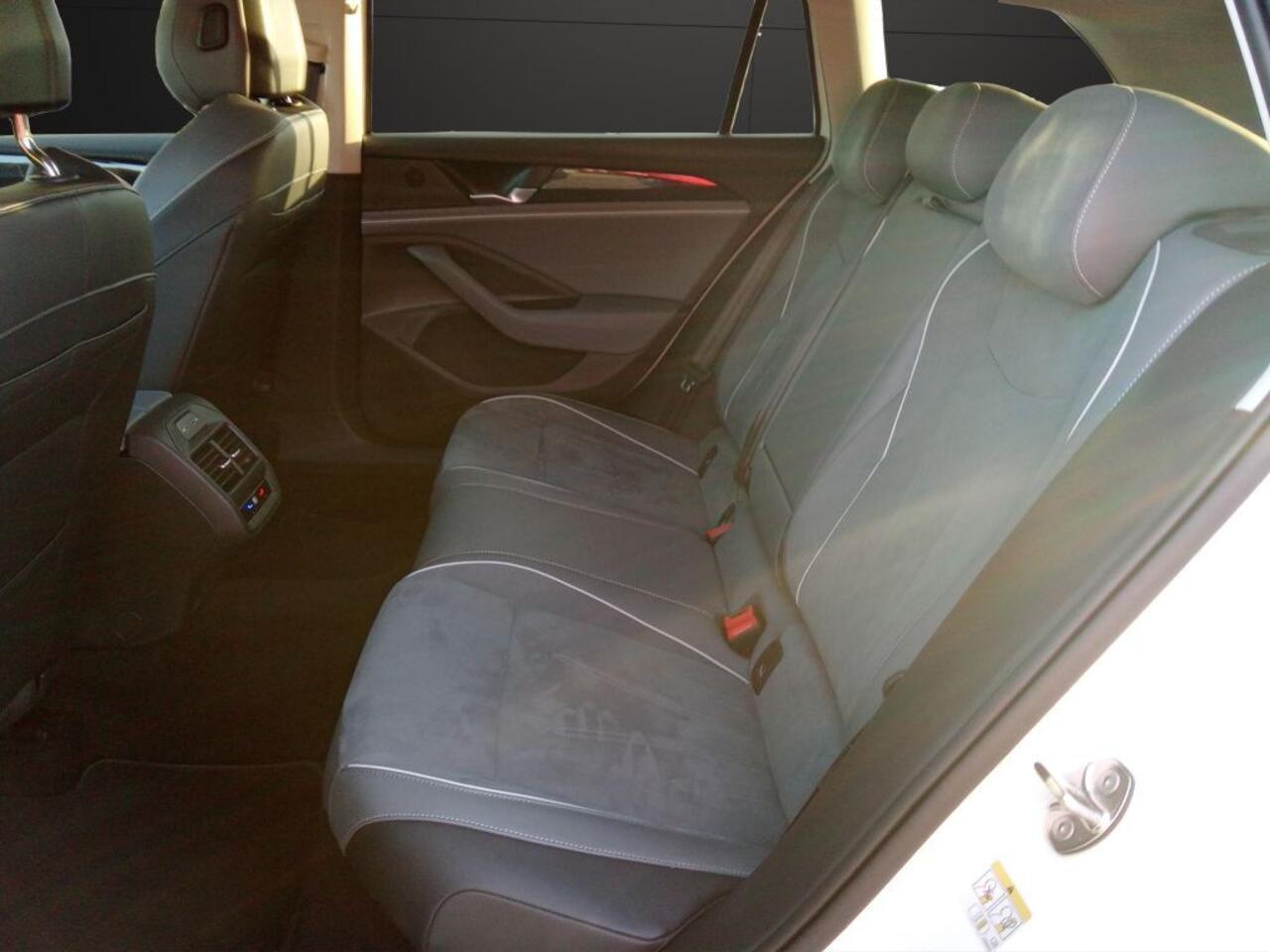 Volkswagen PASSAT Variant 2.0 TDI 150 PK DSG ACC LED 360 Camera Trekhaak Massage