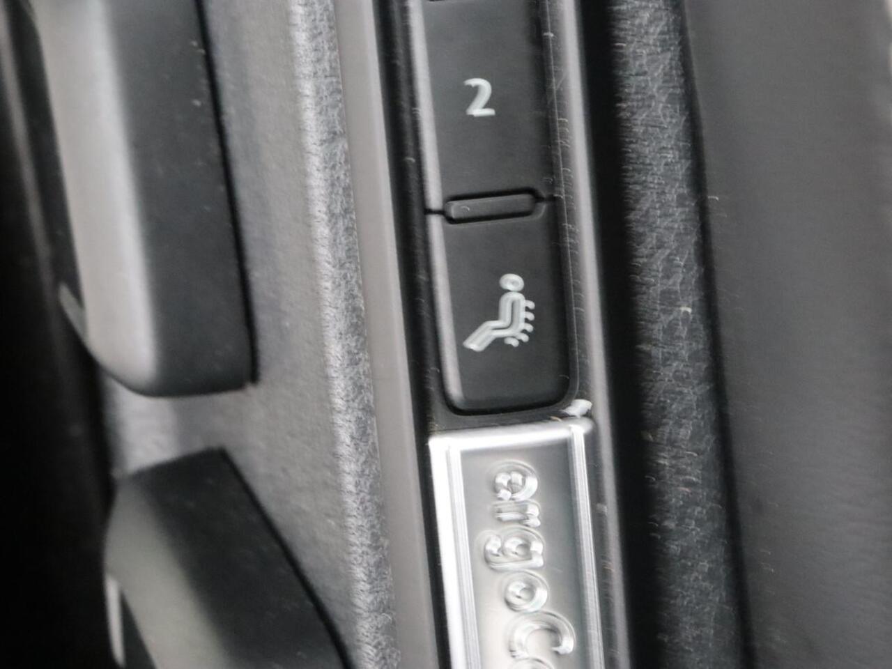 Volkswagen PASSAT 1.5 TSI R-Line | Nappaleder | Stoelverwarming | Camera | Carplay | Massage | Memory | Side Assist | Navigatie | Matrix LED | Adaptive cruise