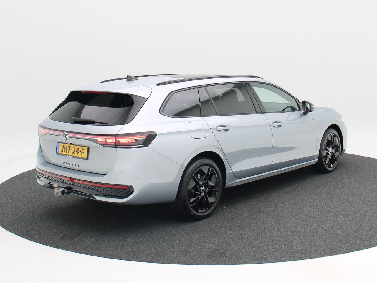 Volkswagen PASSAT Variant 1.5 eHybrid 272 Pk Automaat R-Line Edition | Trekhaak | Black Style | Panoramadak | Digitale Cockpit | Sporstoelen | Adaptive Cruise | Head-up | Carplay | 18 Inch | 13.658 Km!!