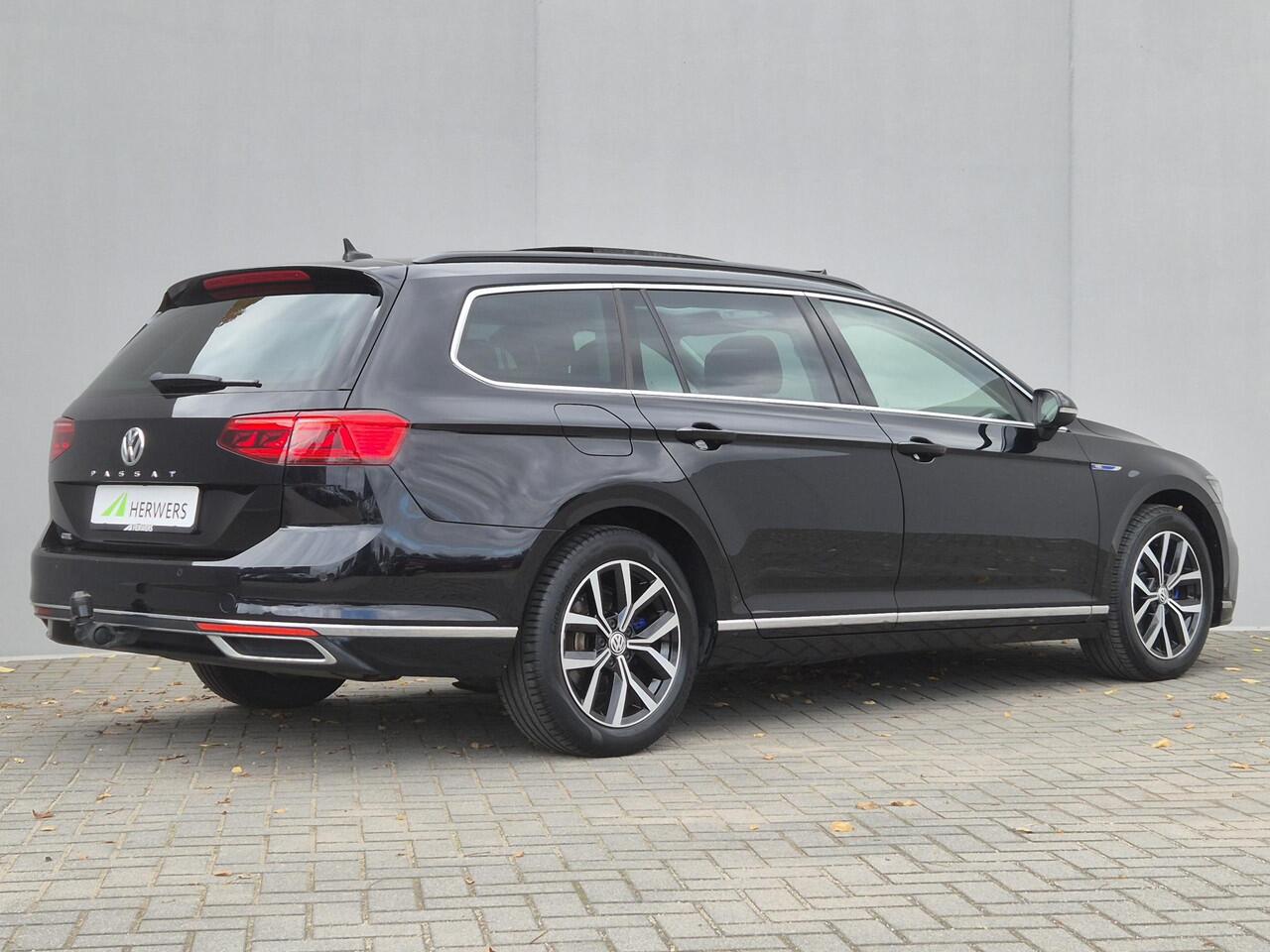 Volkswagen PASSAT Variant 1.4 TSI DSG6 GTE Business Automaat / Dealer onderhouden / Pack Adventure / Trekgewicht 1600 kg / Elektrisch wegklapbare trekhaak / Glazen schuif- en kanteldak / Elektrische achterklep / Achteruitrijcamera / Keyless Entry/Start / Stoelverwarming /