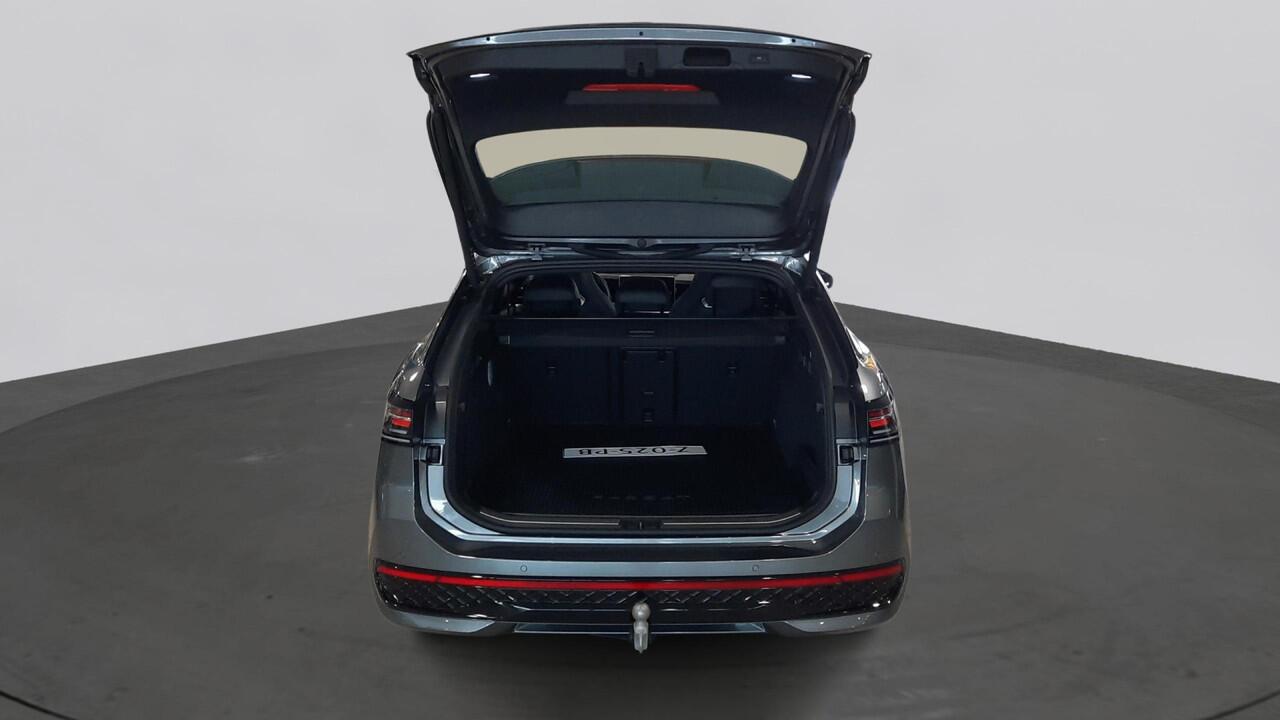 Volkswagen PASSAT Variant 1.5 eTSI R-Line Business | Trekhaak | Panoramadak