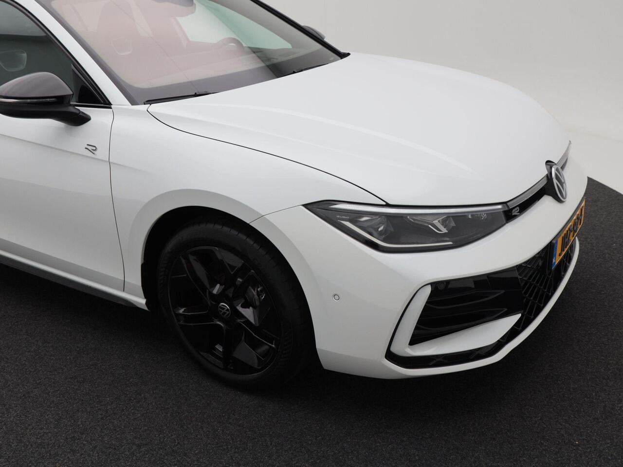 Volkswagen PASSAT Variant 1.5 eHybrid 272 Pk Automaat R-Line Edition | Matrix LED | Panoramadak | Head-Up | Black Style | Trekhaak | 18" | 19.087 Km!!