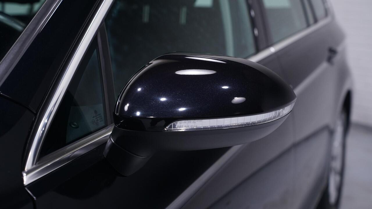 Volkswagen PASSAT Variant 1.5 TSI Business Wegklapbare trekhaak Navi Camera Apple Carplay Voorruitverwarming Virtual cockpit NAP Led koplampen Rijklaar!