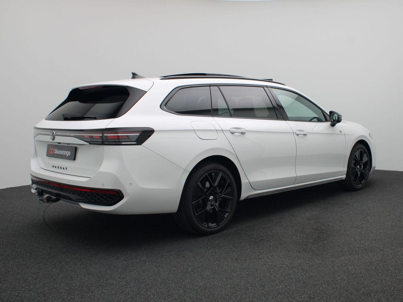 Volkswagen PASSAT Variant 1.5 eHybrid R-Line Business 272PK Trekhaak, 360 graden Camera, DCC, Harman & Kardon, Head-up Display, Leeds 19", Panoramadak, Elek. achterklep, LED-Matrix, Side assist, Keyless, Stoelverwarming voor + achter, Stuurwielverwarming