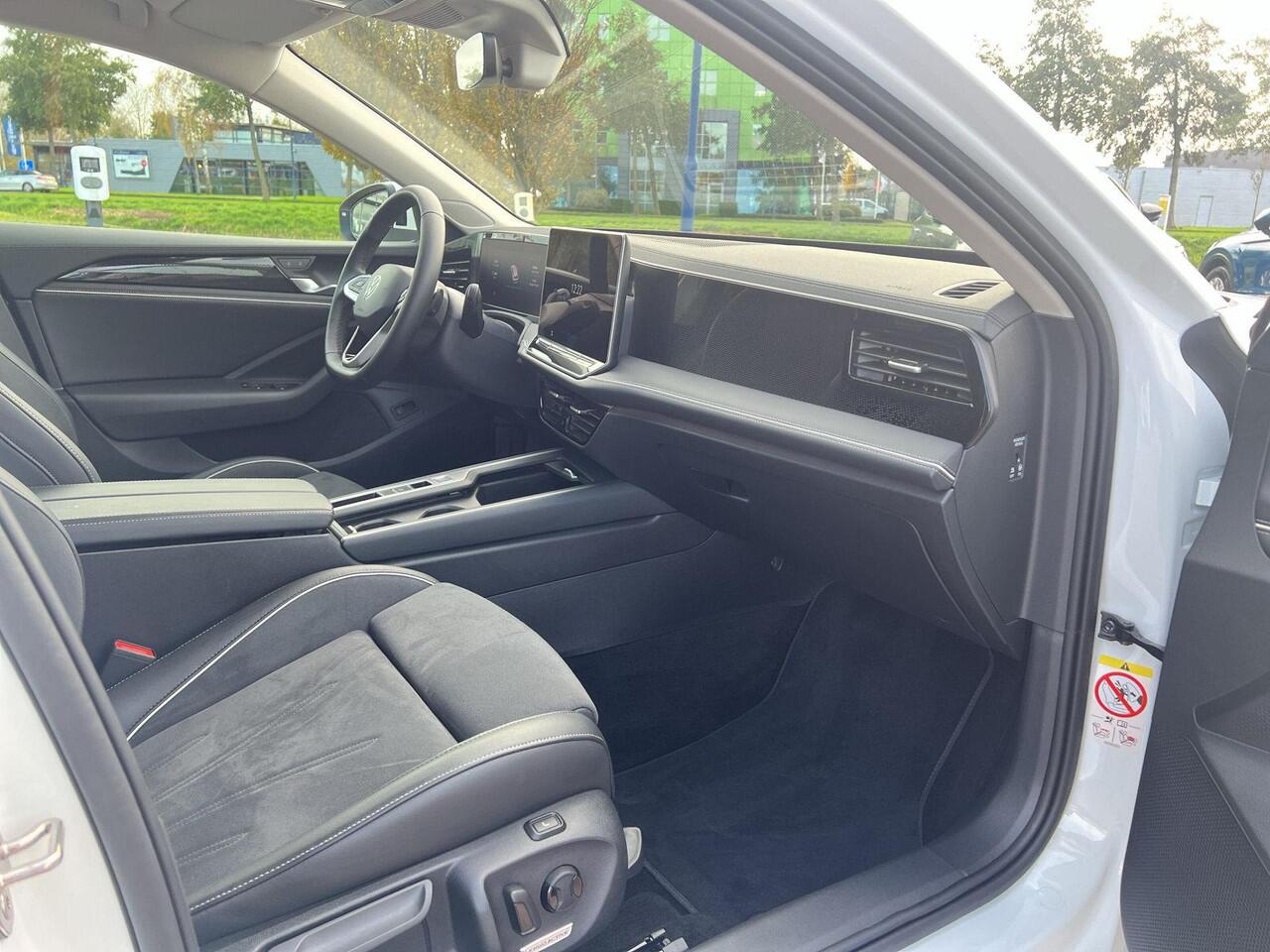 Volkswagen PASSAT Variant 1.5 eHybrid Business | Trekhaak | A-Camera | HUD | SOH 102% | PHEV |